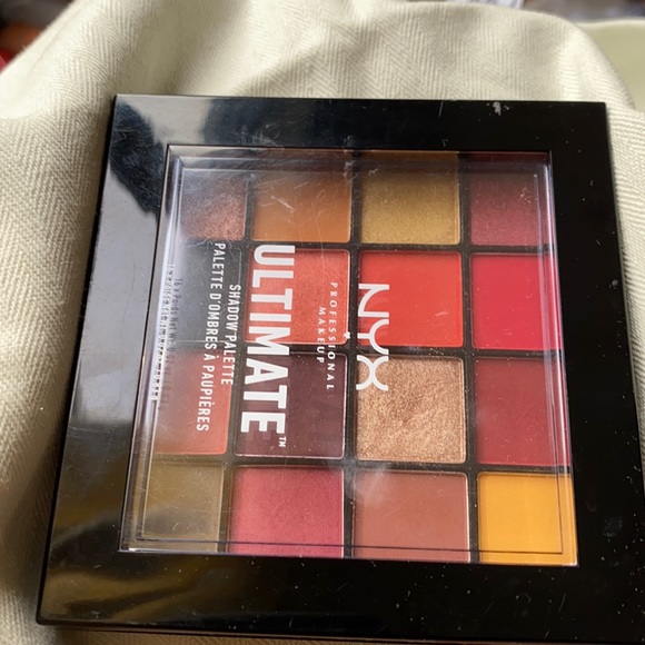 3/30$ 🌼 NYX ultimate eye shadow palette Pheonix - Picture 4 of 5